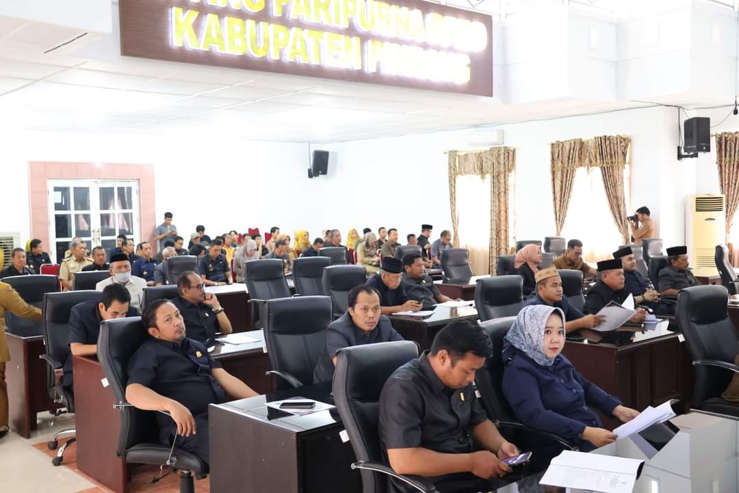 PARIPURNA-- DPRD Kabupaten Pinrang menggelar Rapat Paripurna dengan agenda Penyampaian Laporan Keterangan Pertanggung jawaban Bupati Pinrang Tahun 2023 di ruang Rapat Paripurna DPRD kabupaten Pinrang, Senin (25/3).