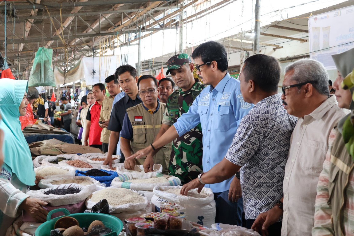 OPERASI PASAR -- Sekkab Pinrang A Calo Kerrang bersama unsur Forkopimda melakukan operasi pasar di Pasar Sentral Kabupaten Pinrang, Senin (11/3). 