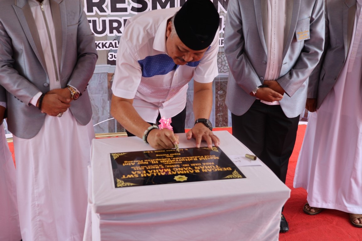 RESMIKAN MASJID --  Bupati Pinrang Irwan Hamid meresmikan penggunaan Masjid Baitturahim Hj Nuraini, Sabtu (9/3).