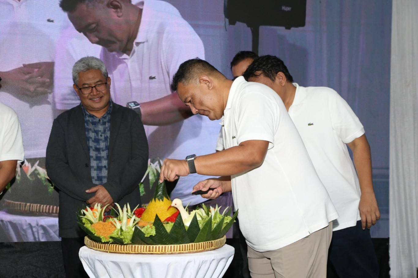 POTONG TUMPENG -- Prosesi potong tumpeng dalam rangka menyambut HUT Telin ke-17 yang dilakukan Direktur Wholesale & International Service Telkom, Bogi Witjaksono, disaksikan Direktur Network & IT Solution Telkom, Herlan Wijanarko.