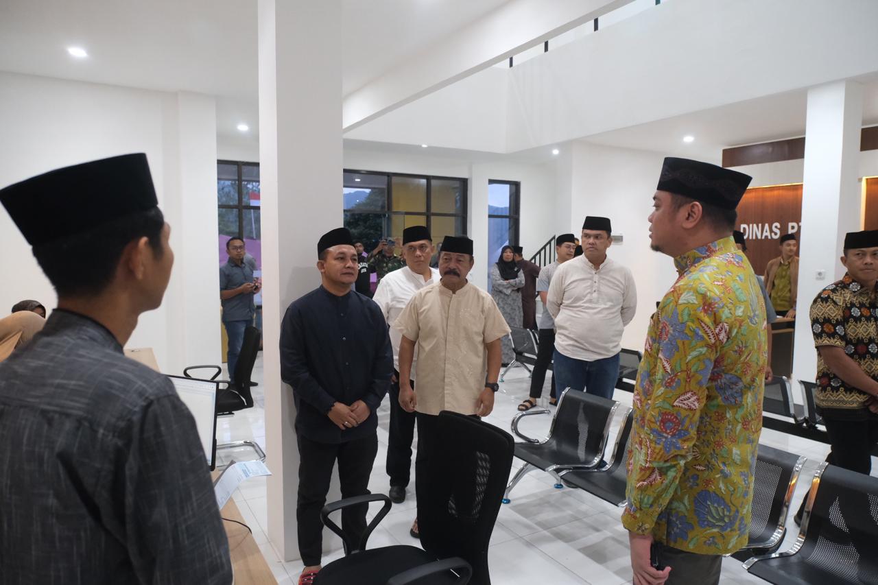 IST RESMIKAN -- Bupati Gowa, Adnan Purichta Ichsan bersama Wabup, Abdul Rauf Malaganni Kr Kio meresmikan Pos Pelayanan Publik Kecamatan Tombolopao.