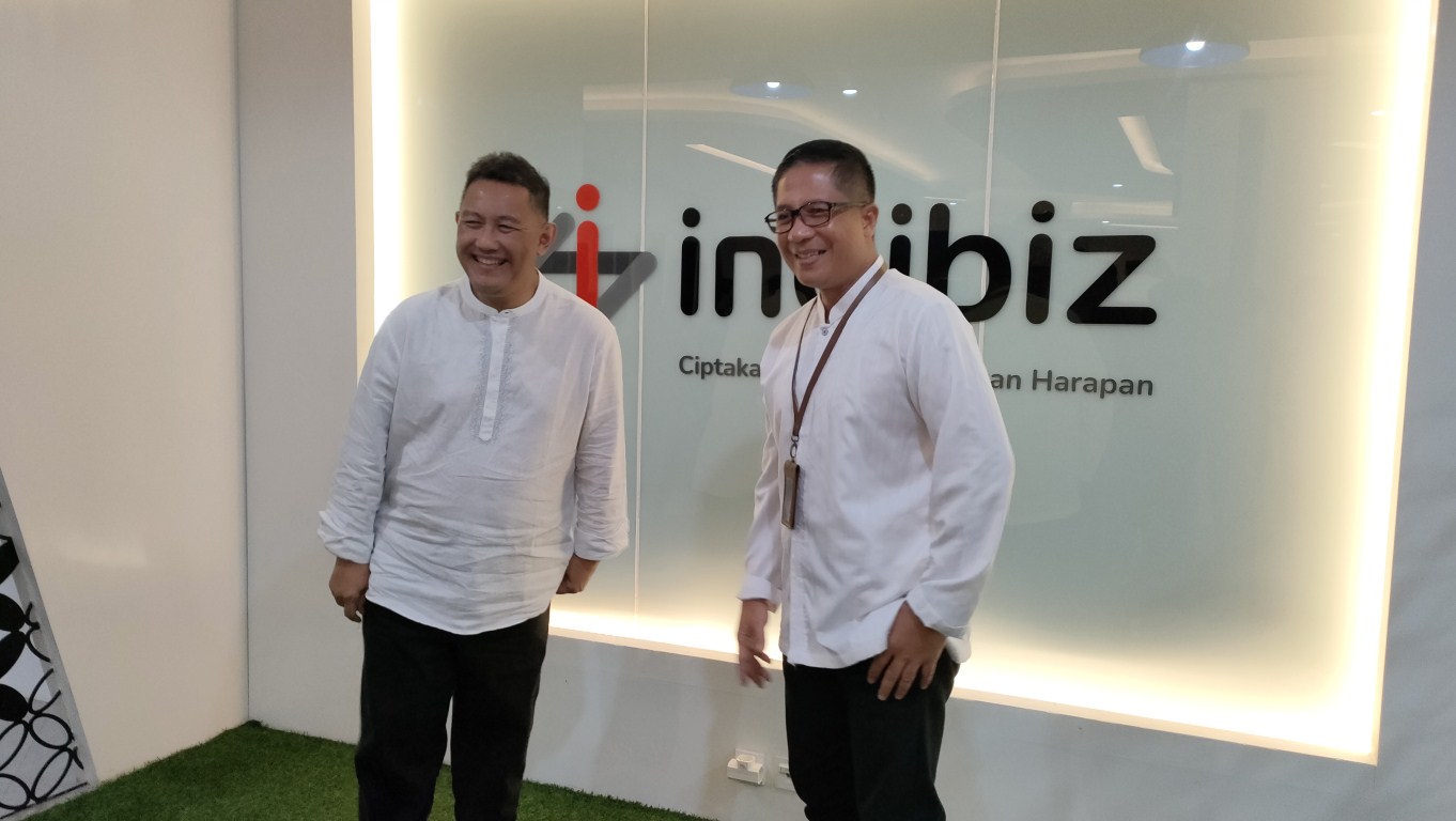 SAFARI RAMADAN -- Direktur Wholesale & International Service Telkom, Bogi Witjaksono (tengah) didampingi Agus Yudha Basuki sebagai EVP Telkom Regional VII KTI dan Novi dari AVP External Communication Telkom memberikan penjelasan kepada wartawan dalam rangka Safari Ramadan di kantor Telkom Regional VII KTI.