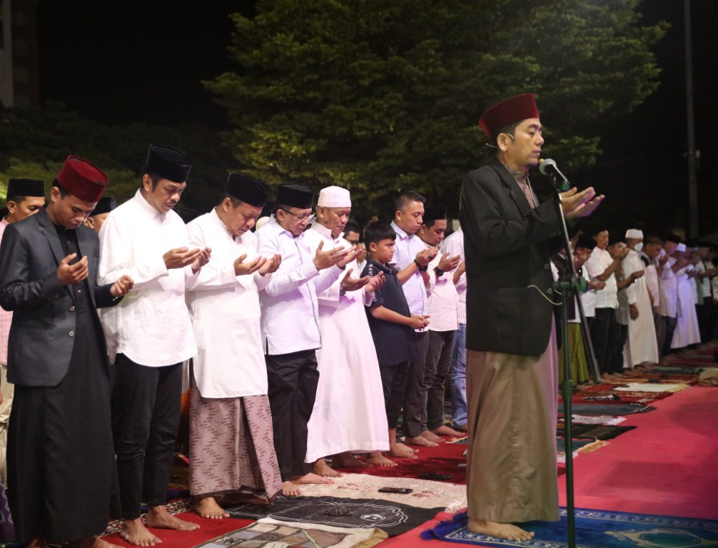 ist SALAT--Gerakan Makassar Salat Subuh Berjamaah (GMSSB) yang dilaksanakan Pemerintah Kota Makassar kembali digelar, di Anjungan City Of Makassar, Minggu (24/03).Tampak hadir Pj Sekretaris Kota (Sekkot) Makassar, Firman Hamid Pagarra, Forkopimda Kota Makassar, OPD Pemkot Makassar, Camat, Lurah, RT/RW dan Dewan Lorong serta seluruh elemen masyarakat.