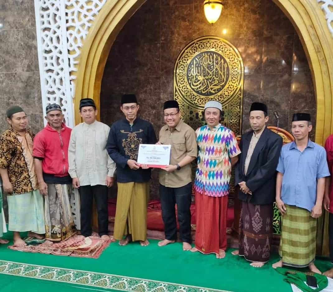 ist HIBAH--Sekwan DPRD Kota Makassar, H Dahyal kembali melakukan Safari Ramadan 1445 H dengan menyerahkan dana hibah sebesar Rp50 Juta di Masjid Jannatul Firdaus Biring Romang.