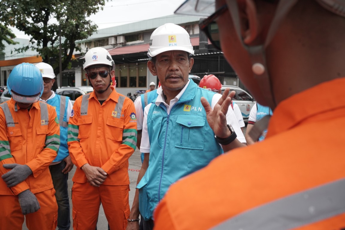 SEMANGAT -- General Manager PLN UID Sulselrabar, Moch. Andy Adchaminoerdin memberikan semangat dan arahan kepada personel tim khusus Pekerjaan Dalam Bertegangan Tinggi, agar senantiasa memperhatikan keselamatan dalam bekerja untuk menjaga keandalan pasokan listrik ke rumah-rumah pelanggan.