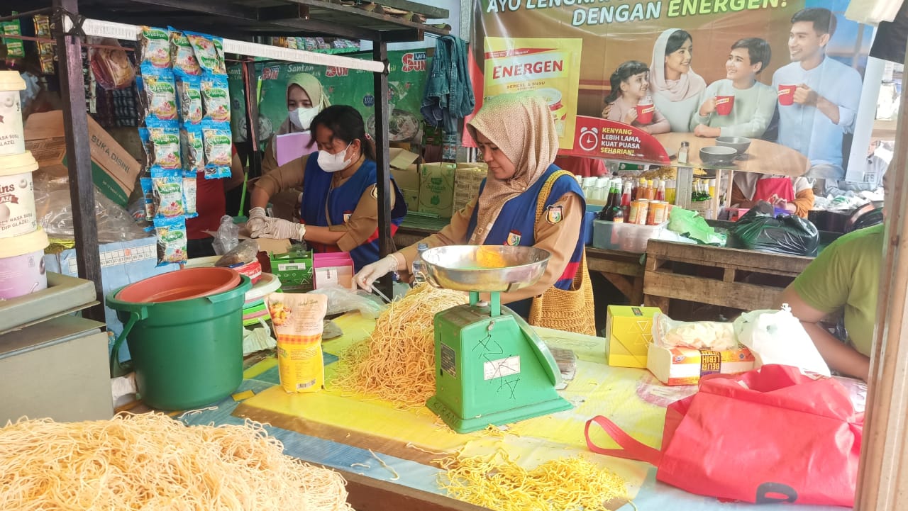 ist PANTAUAN--Dinkes Kota Makassar turun melakukan pemantauan di enam pasar tradisional. Sementara kemarin giliran pasar modern atau retail dan supermarket menjadi target.