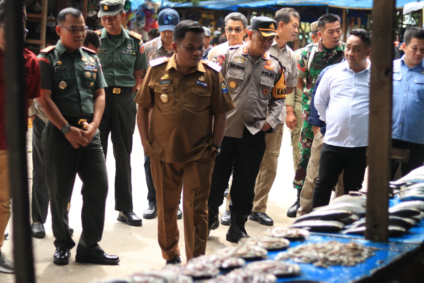 SIDAK -- Pj Bupati Jeneponto, Junaedi Bakri didampingi Forkopimda Jeneponto ketika melakukan sidak di salah satu pasar tradisional di Kabupaten Jeneponto untuk memastikan ketersediaan bahan pokok selama bulan Ramadan.