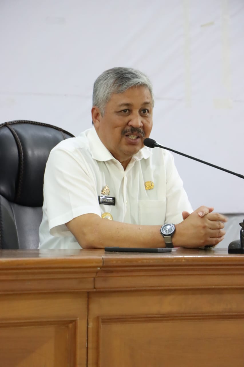 LEPAS --  Bupati Pinrang Irwan Hamid melepas tim safari Ramadan yang terdiri dari Muballigh yang akan ditugaskan di beberapa tempat yang tersebar di 12 kecamatan di Ruang Pola Kantor Bupati Pinrang, Rabu (13/3) kemarin.