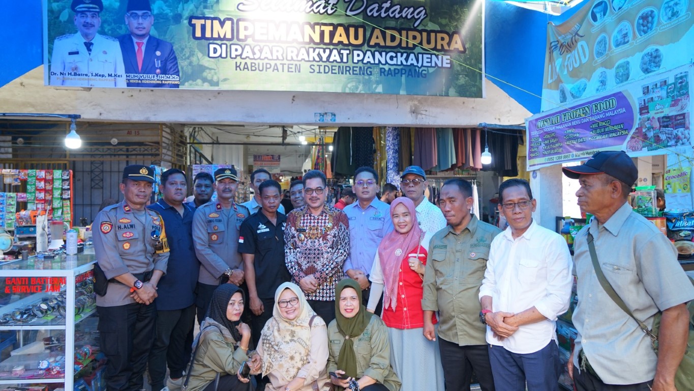 TINJAU -- Pj Bupati Sidrap, H Basra meninjau harga dan stok bahan pokok di Pasar Sentral Pangkajene, Kecamatan Maritengngae jelang masuknya bulan Ramadan 1445 H,  Sabtu (9/3) akhir pekan kemarin