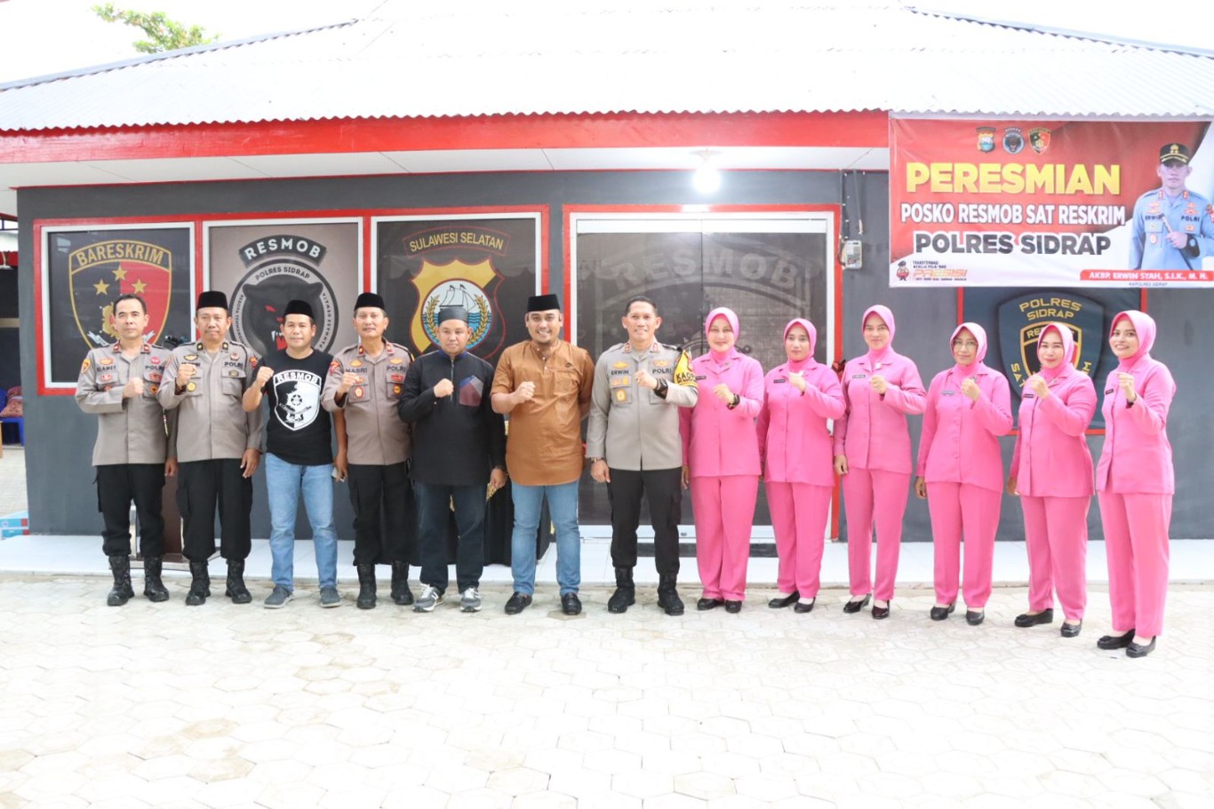 RESMIKAN -- Kapolres Sidrap AKBP Erwin Syah didampingi oleh Ketua Bhayangkari Cabang Sidrap Ny Siska Erwin Syah melakukan peresmian Gedung Posko Resmob Satreskrim Polres Sidrap di Kecamatan Maritengngae, Senin (18/4). Tampak Kapolres foto bersama usai peresmian.