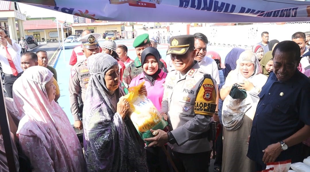 PASAR MURAH -- Polres Sidrap bekerjasama Bulog Sidrap, Dinas Perdagangan dan Perindustrian Kabupaten Sidrap serta Satgas Pangan Kabupaten Sidrap melaksanakan Pasar Murah di Halaman Mapolres Sidrap, Sabtu (2/3).