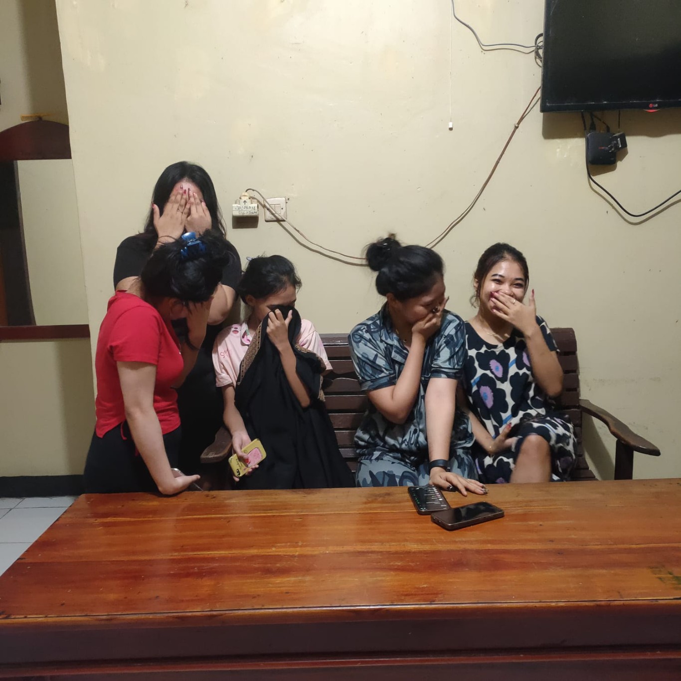 AMANKAN -- Tim gabungan aparat TNI-Polri, Satpol PP dan Pemerintah Kecamatan Maritenggae berhasil mengamankan beberapa terduga pelaku prostitusi online Mi Chat baru-baru ini.