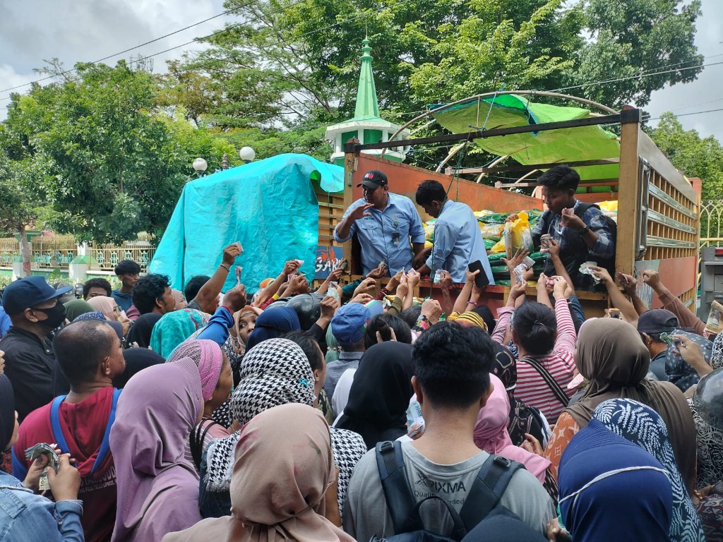 PANGAN MURAH -- Bulog Sidrap menyiapkan sebanyak 20 ton beras medium untuk Gerakan Pangan Murah Serentak (GPMS) yang dipusatkan di Pelataran Monumen Ganggawa Pangkajene, Rabu (6/3). 
