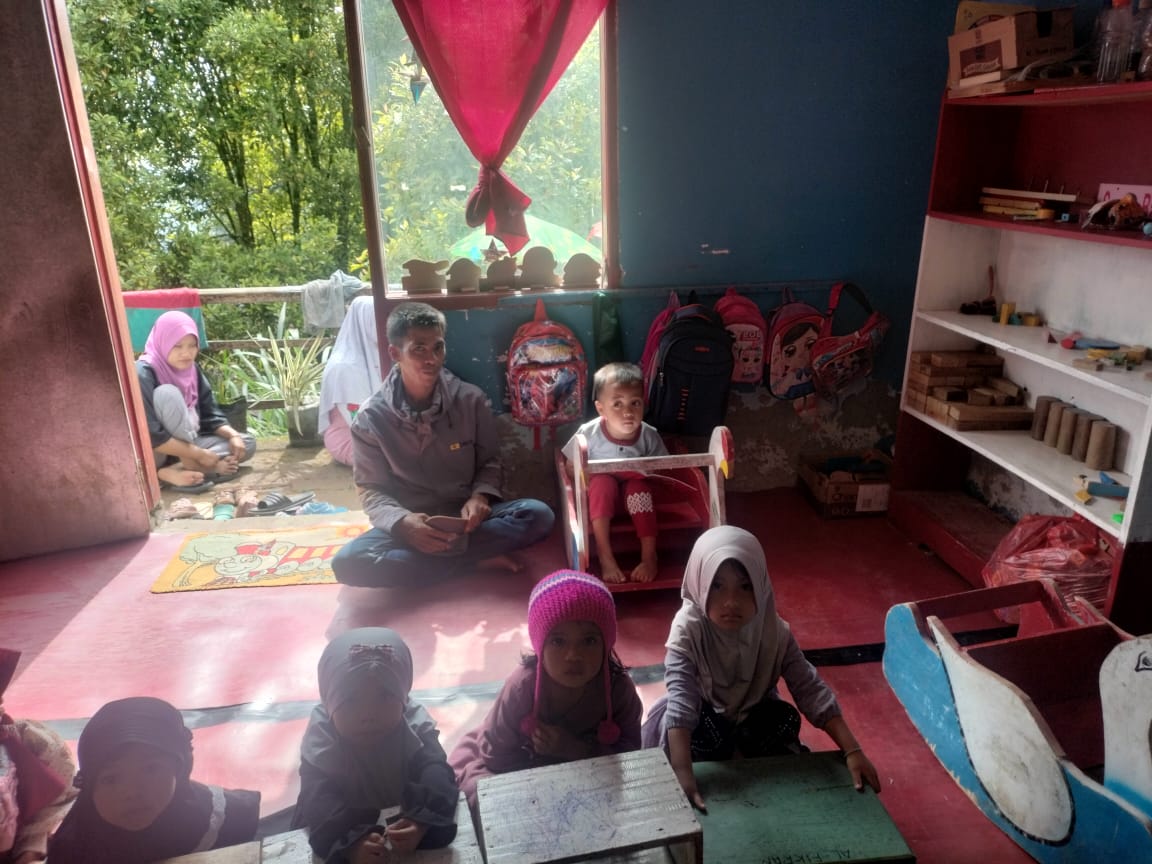 KELOMPOK BERMAIN -- Akbar, sang adik telah dimasukkan ke kelompok bermain Kaddorobukua di Desa Barania didampingi oleh orang tuanya, Sanu