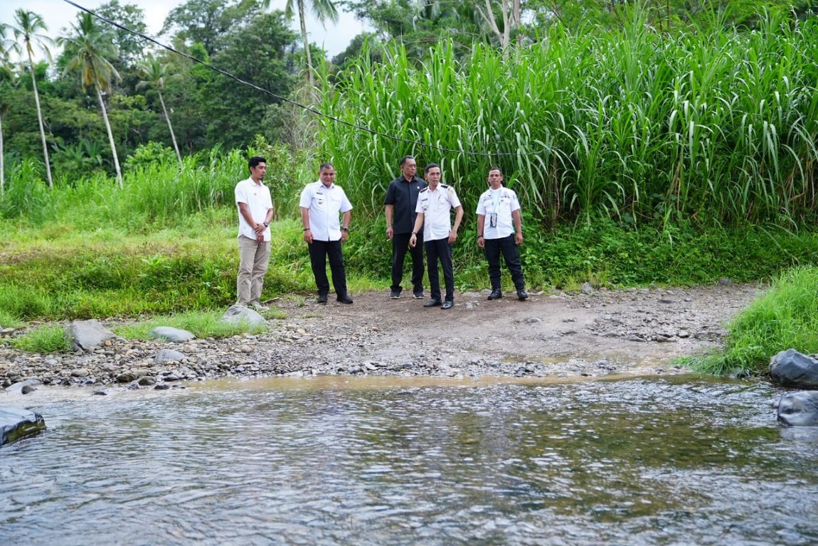 TINJAU LOKASI -- Pj Bupati Sinjai meninjau lokasi jembatan didampingi Plt Ketua DPRD Sinjai, Andi Sabir dan beberapa Kepala OPD, Camat Sinjai Selatan A Baso Mangunrawa dan Kepala Desa Polewali Mazlan