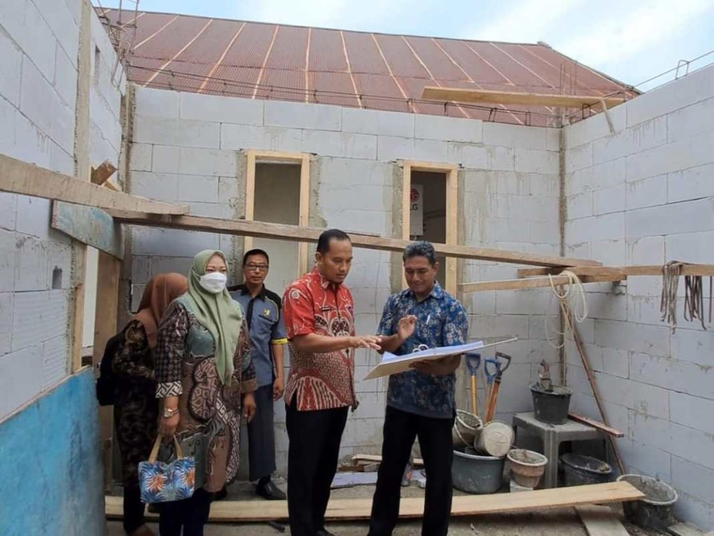 PERUMAHAN -- Kepala Bidang Perumahan Rakyat Dinas Perumahan Rakyat, Kawasan Permukiman dan Pertanahan (Perkimtan) Sinjai Anshar Arsjad saat memperlihatkan gambar hunian layak yang sementara dibangun