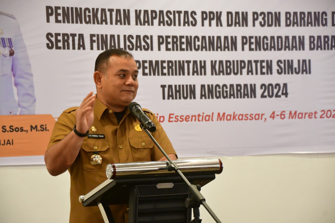 WORKSHOP -- Pj Bupati Sinjai TR Fahsul Falah saat memberikan sambutan dalam pembukaan Workshop Peningkatan Kapasitas PPK dan P3DN Barang dan Jasa  di Golden Tulip Essential Makassar, Selasa (5/3).