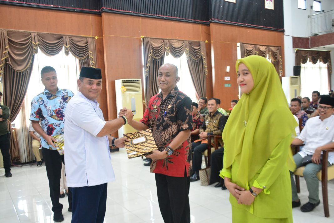 SERAHKAN SK -- Pj Bupati Sinjai TR Fahsul Falah menyerahkan SK kenaikan pangkat bagi ASN lingkup Pemkab Sinjai. Kegiatan dirangkai penyerahan surat perintah Pt/Harian di Ruang Pola Kantor Bupati Sinjai, Jumat (22/3).