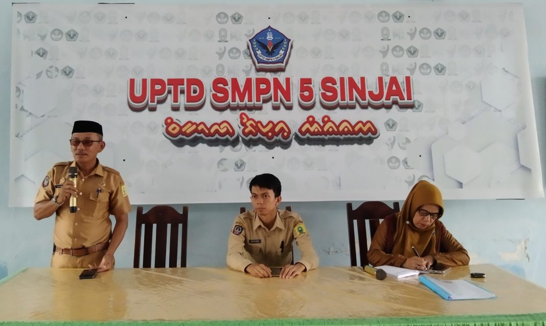 WORKSHOP -- Kepala Sekolah SMPN 5 Sinjai, Ilham Nur saat memaparkan tujuan workshop untuk meningkatkan kompetensi tenaga pendidik dalam memanfaatkan program sekolah digital menggunakan chromebook dan akun Belajar.id berbasis Google for Education.  