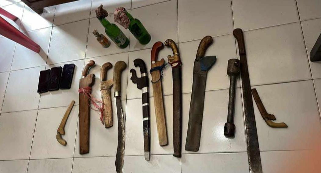 SITA -- Barang bukti milik peserta aksi demontrasi berupa senjata tajam dan bom molotov berhasil disita polisi di depan Gedung KPU Sinjai. 