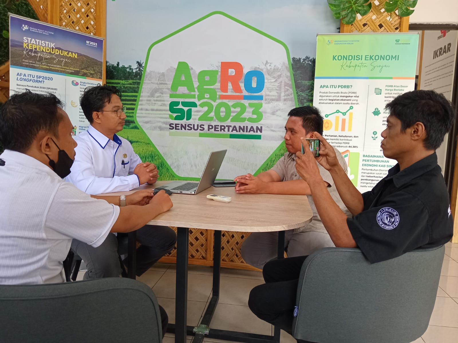 TUMBUH -- Kepala BPS Sinjai Arif Miftahuddin saat membeberkan adanya peningkatan pertumbuhan ekonomi di Sinjai dari tahun 2022 lalu di kantornya, Rabu (6/3). 