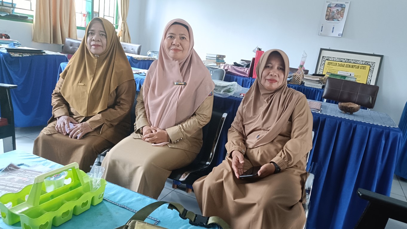 DISIPLIN SISWA -- Kepala SMPN 4 Marioriawa Jumriah foto bersama para guru. Di SMPN 4 menerapkan shalat Dhuhur berjamaah sebagai bentuk pembinaan disiplin siswa. 