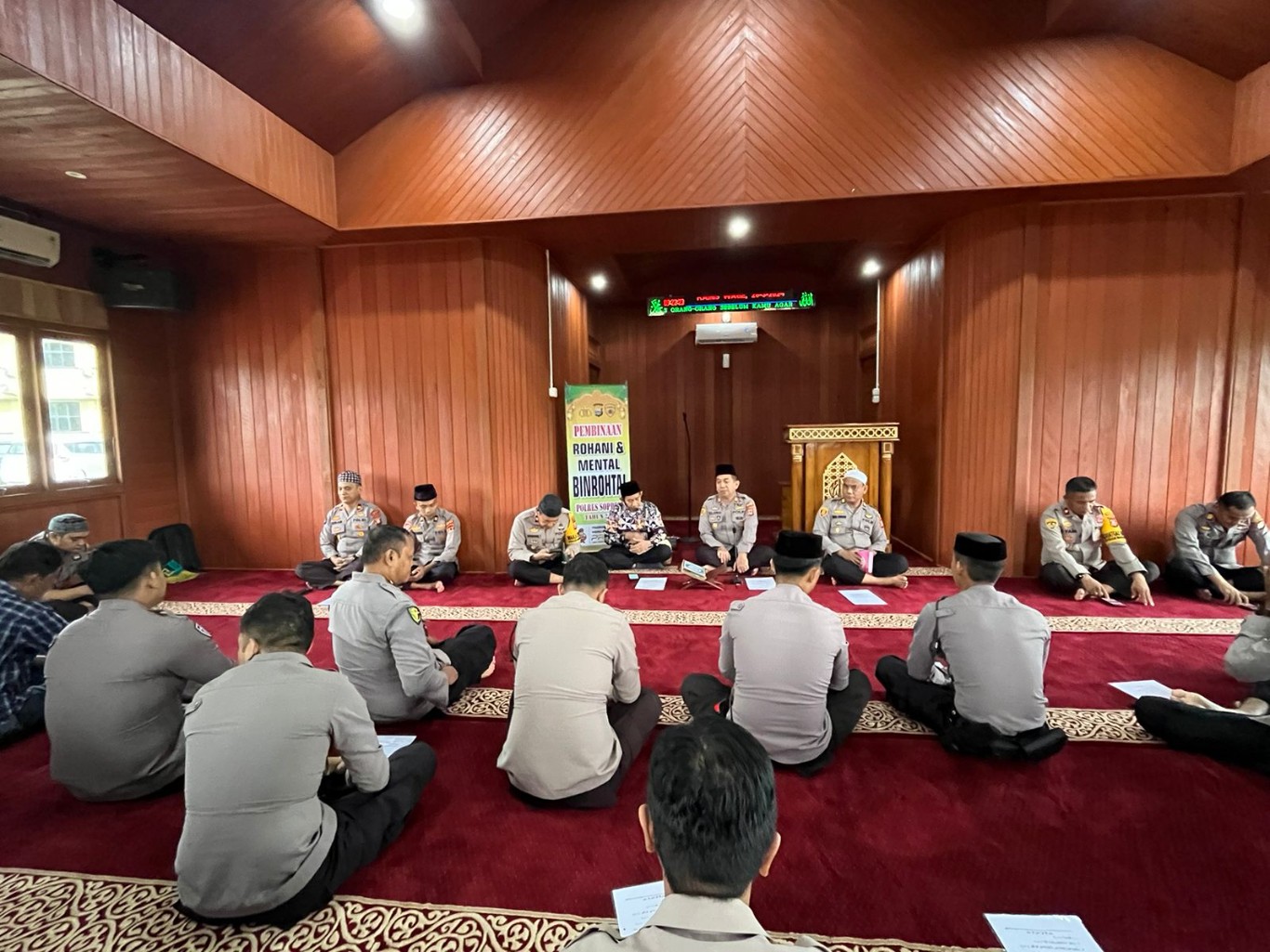BINROHTAL -- Polres Soppeng melaksanakan kegiatan Pembinaan Rohani dan Mental  (Binrohtal) di Masjid Al Aqso 2003 Polres Soppeng baru-baru ini.  