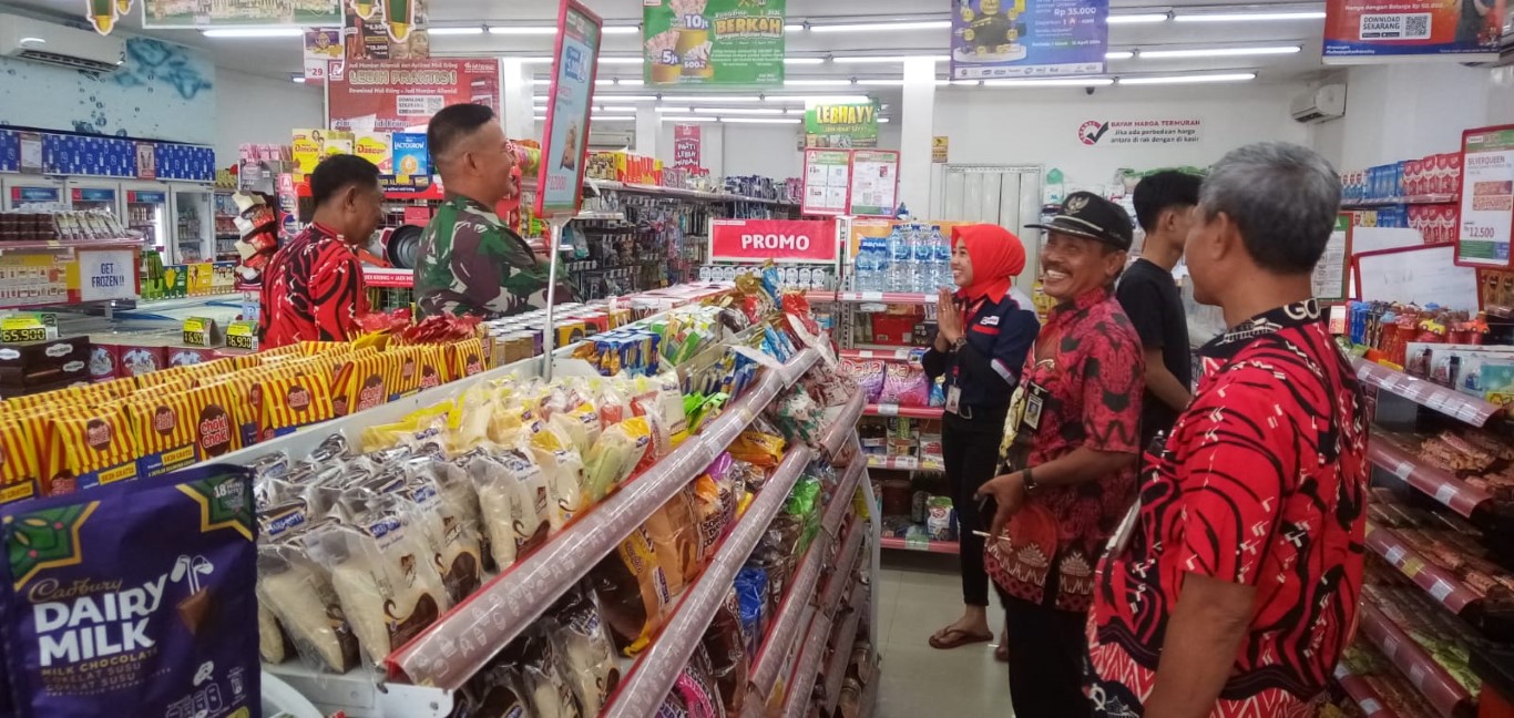 IST SURVEI -- Tim Pengendali Inflasi Daerah Kabupaten Gowa sedang melakukan survei harga dan stok produk kebutuhan pokok di minimarket dan pasar-pasar. 