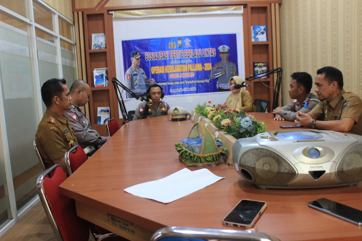 TALKSHOW -- KBO Satlantas Polres Jeneponto, Ipda Muhammad Yamin saat menjadi tamu talkshow Radiob 