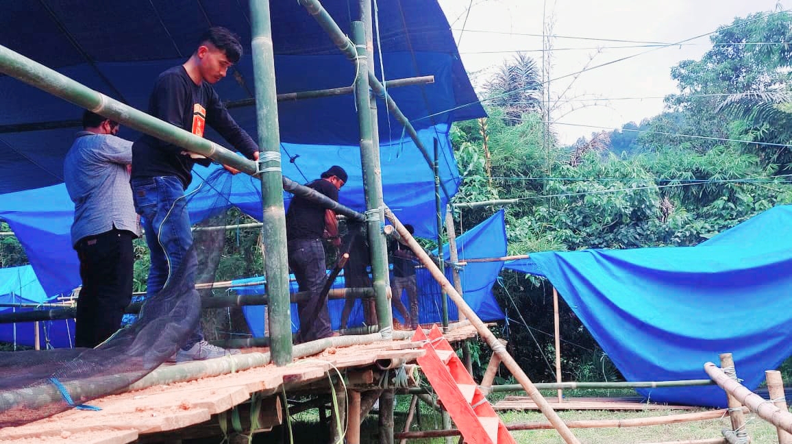 BONGKAR -- Tim Resmob Polres Tator dan Polsek Sanggala melakukan pembongkaran arena judi sabung ayam di Kelurahan Leatung, Kecamatan Sangalla Utara, Kamis (14/3). 