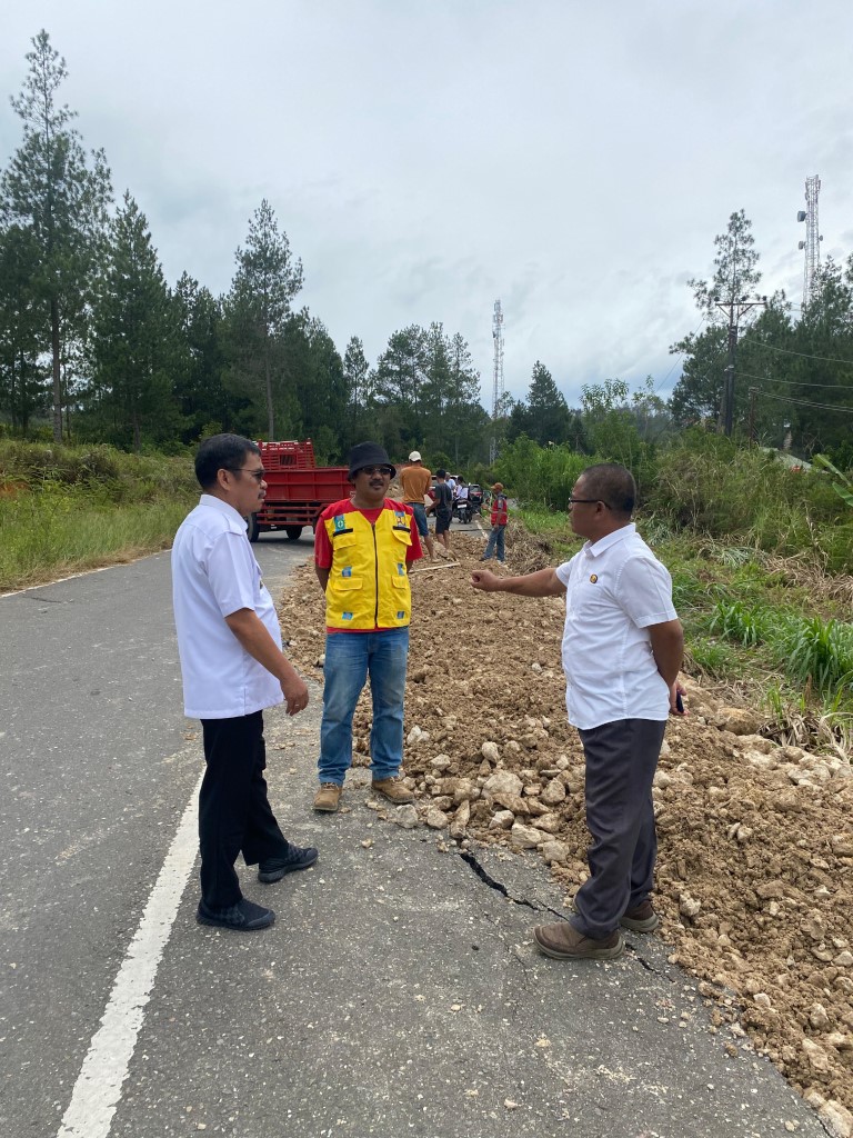 SIDAK -- Wabup Zadrak Tombeg didampingi Kadis Pekerjaan Umum dan Tata Ruang (PUTR) Yakob Tipa melakukan Sidak terkait dengan amblasnya jalan menuju Toraja Airport gegara hujan deras mengguyur kawasan tersebut baru-baru ini.