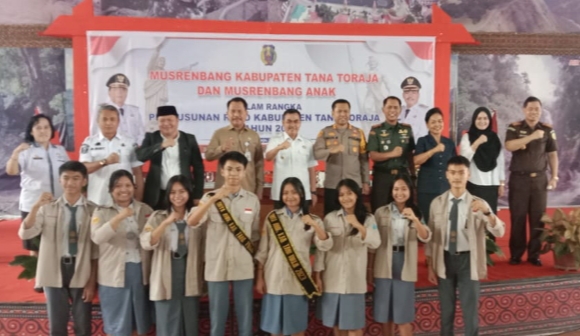 MUSRENBANG -- Wabub Tator Zadrak Tombeg saat membuka kegiatan Musrenbang Daerah dan Anak di Gedung Tammuan Mali Makale baru-baru ini.