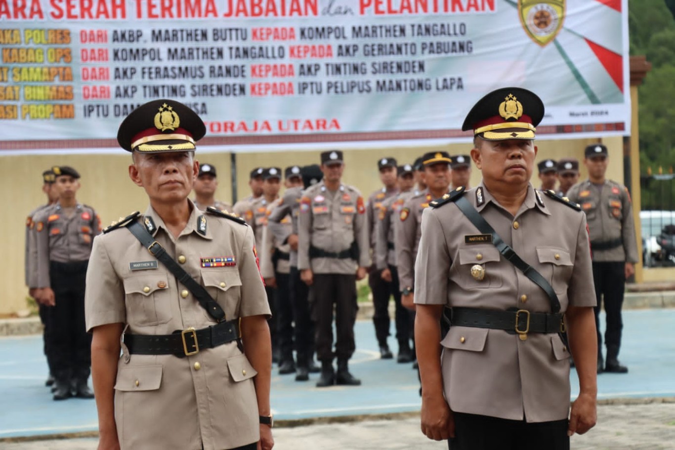 LANTIK -- Kapolres Torut AKBP Sulanda melantik Kompol Marthen Tangallo sebagai Waka Polres Torut menggantikan pejabat lamn AKBP Marthen Buttu di Mapolres Torut, Minggu (24/3).