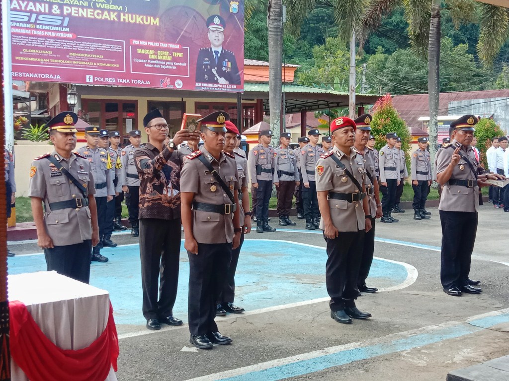 MUTASI -- Kapolres Tana Toraja AKBP Malpa Malacoppo saat memimpin upacara pelantikan tiga perwira di Mapolres Tator, Selasa (26/3).