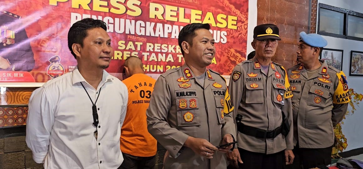 TERSANGKA -- Kapolres Tana Toraja AKBP Malpa Malacoppo didampingi Kasat Reskrim AKP S Ahmad A, Kasi Humas AKP Daud Massangka dan Kasi Propam AKP Muh Aksan Swardi melakukan rilis kasus pencurian di Mapolres, Sabtu (2/3).  