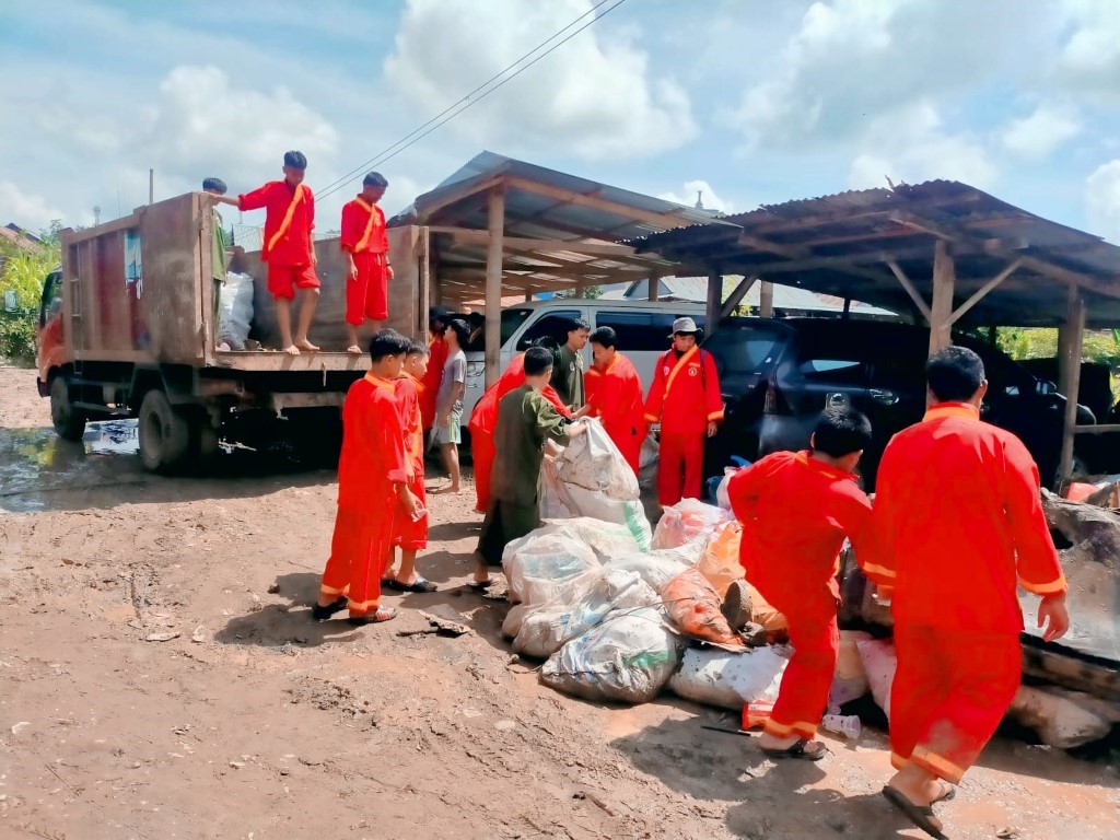 BAKSOS --  Para pesilat Tapak suci Tana Toraja menggelar Baksos dengan membersihkan sampah di Kota Makale yang baru saja diterjang bencana banjir. 