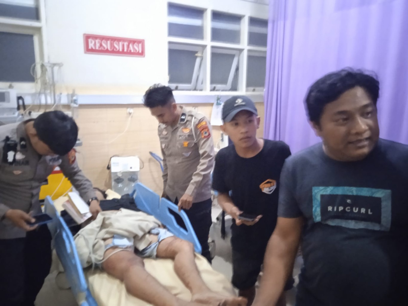 TEWAS -- Kecelakaan lalu lintas terjadi di jalan Poros Rantepao-Makale, depan Misiliana Hotel, Lembang Tallulolo, Kecamatan Kesu' Tator, Jumat (15/3) dinihari. Atas peristiwa ini tiga pengendara dinyatakan tewas di lokasi kejadian.