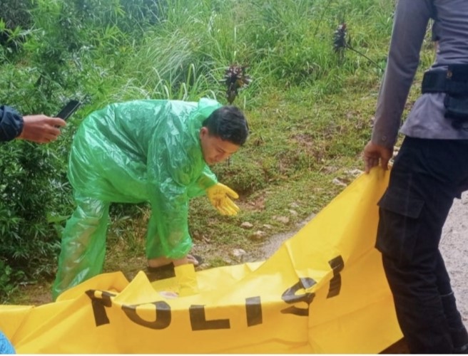 TEMUKAN -- Aparat kepolisian saat melakukan evakuasi terhadap temuan bayi yang membusuk dan telah di makan anjing di Lembang Marante Kecamatan Sopai Toraja Utara, Minggu (10/3) 