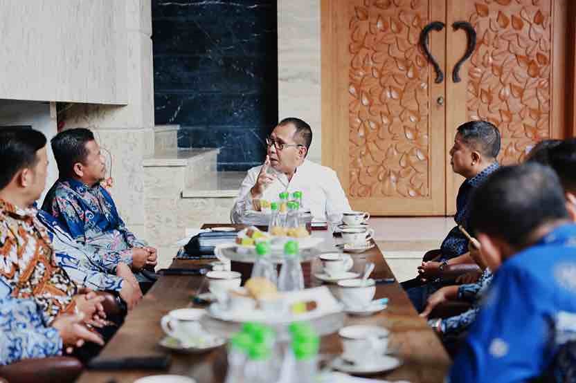 TOLERANSI--Wali Kota Makassar Moh Ramdhan Pomanto menekankan pentingnya bertoleransi dan perlindungan anak, perempuan dan disabilitas.Hal ini dikatakan wali kota saat silaturahmi dengan Forum Kerukunan Umat Beragama (FKUB) di kediamannya.Audiens itu untuk menyempurnakan kembali posisi FKUB dan menguatkan kolaborasi dengan Pemkot Makassar.