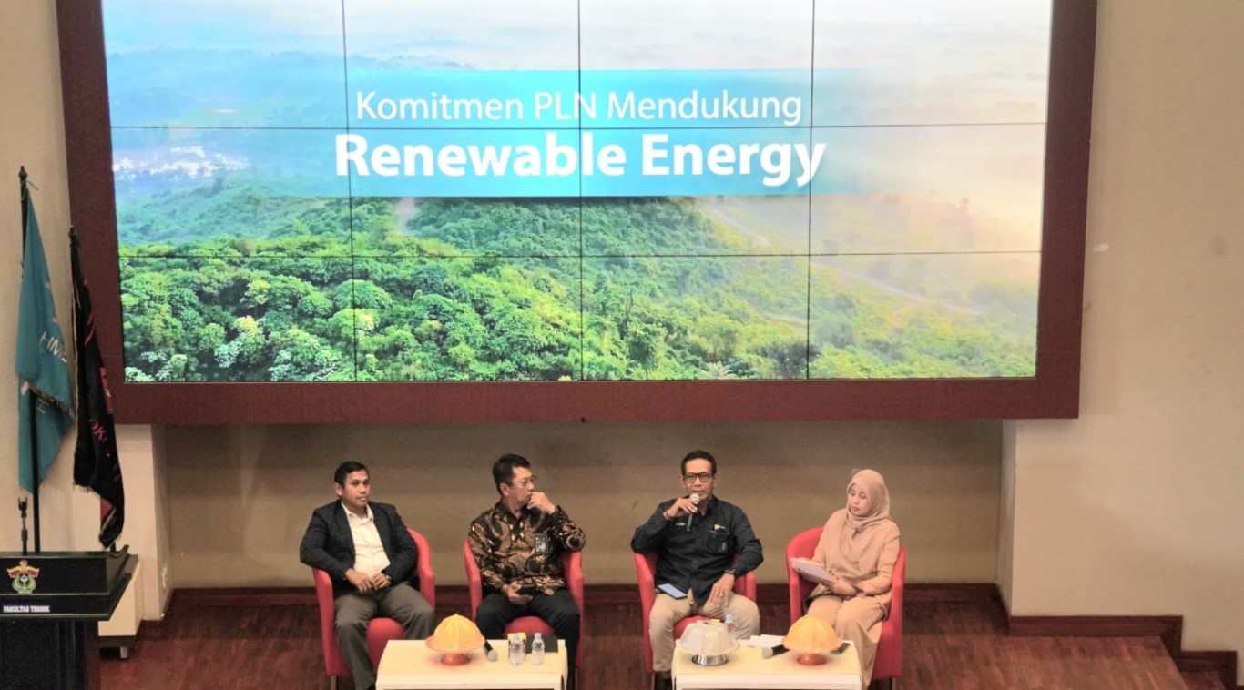 TRANSISI ENERGI -- General Manager PLN UID Sulselrabar, Moch. Andy Adchaminoerdin (dua dari kanan) memaparkan strategi PLN dalam percepatan transisi energi Seminar Nasional dengan tema 'Renewable Energy for National Prosperity' di Universitas Hasanuddin, Kabupaten Gowa.