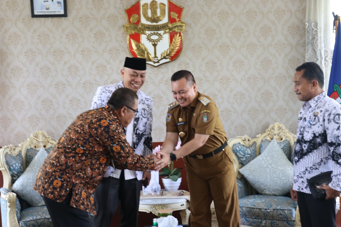 TEMUI Pj BUPATI -- Ketua Persatuan Guru Republik Indonesia (PGRI)  Kabupaten Wajo H Muhammad Yunus  didampingi Sekretaris PGRI dan Bendahara PGRI melakukan silaturahmi dengan Pj Bupati Wajo Andi Batarlifu di Ruang Kerja Bupati Wajo, Selasa (5/3).