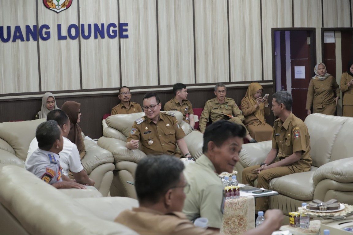 RAKOR -- Pj Bupati Wajo Andi Bataralifu selaku langsung tancap gas dalam melakukan serangkaian kegiatan di awal-awal bertugas sebagai Pj Bupati bersama seluruh komponen, termasuk pada kegiatan Vidcon dengan Kementerian Dalam Negeri di Ruang Rapat Kantor Bupati Wajo baru-baru ini.  