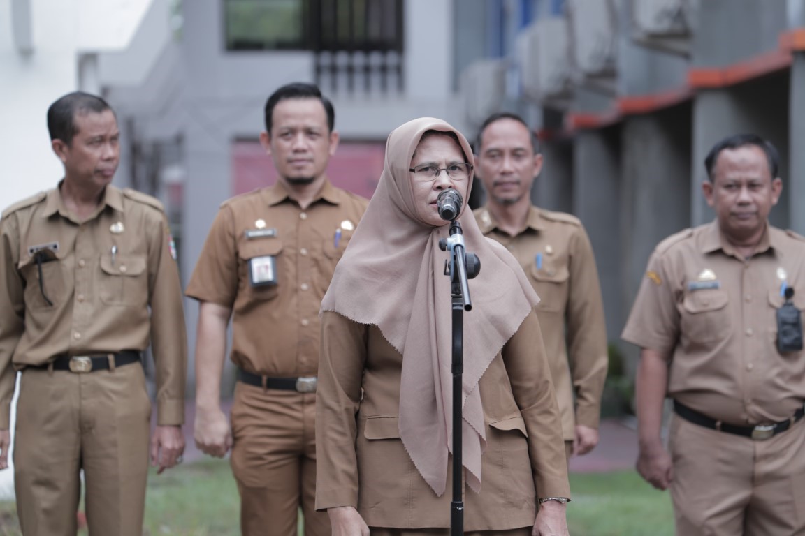 APEL PAGI -- Pemkab Wajo melaksanakan apel pagi gabungan yang diikuti Sekretariat Daerah, Sekretariat Dewan, Kominfo, Bappelitbangda, Kesbangpol, Senin (4/3). Sekkab Wajo Armayani memimpin apel dan dihadiri Pj Bupati Wajo Andi Bataralifu. 
