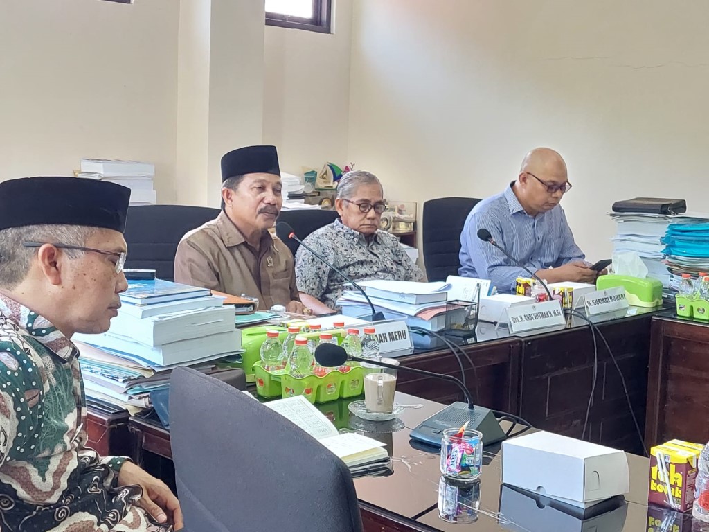RAPAT -- Anggota Komisi II DPRD Wajo saat menggelar RDP dengan Badan Pengelolaan Keuangan dan Pendapatan Daerah (BPKPD) dan Balitbangda Kabupaten Wajo, Jumat (1/2).