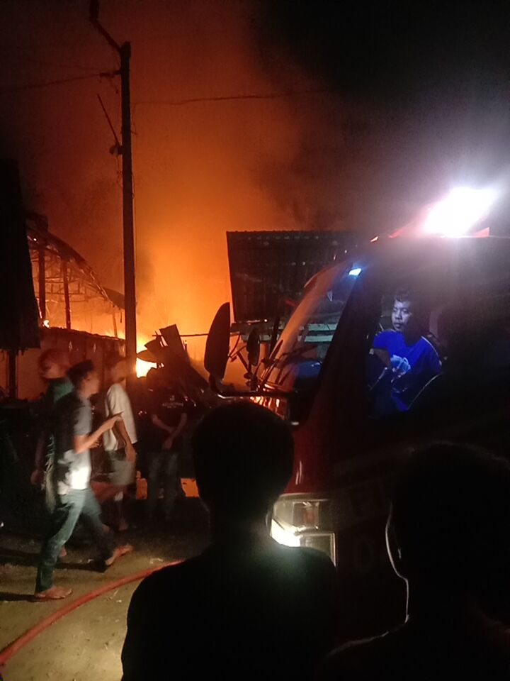 Tiga Rumah Panggung Ludes Terbakar