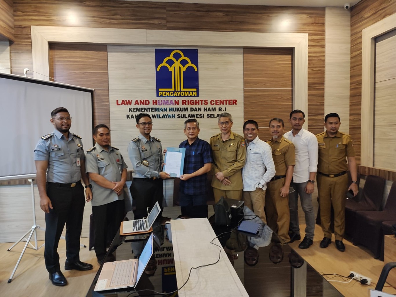 HARMONISASI -- Bapemperda DPRD Wajo menghadiri rapat pengharmonisasian, pembulatan dan Pemantapan Konsepsi Peraturan Daerah (Perda) Kabupaten Wajo bersama Kementerian Hukum dan HAM (Kemenkumham) Kanwil Sulsel di Aula Kanwil Kemenkumham Sulsel,   Senin (25/4). 