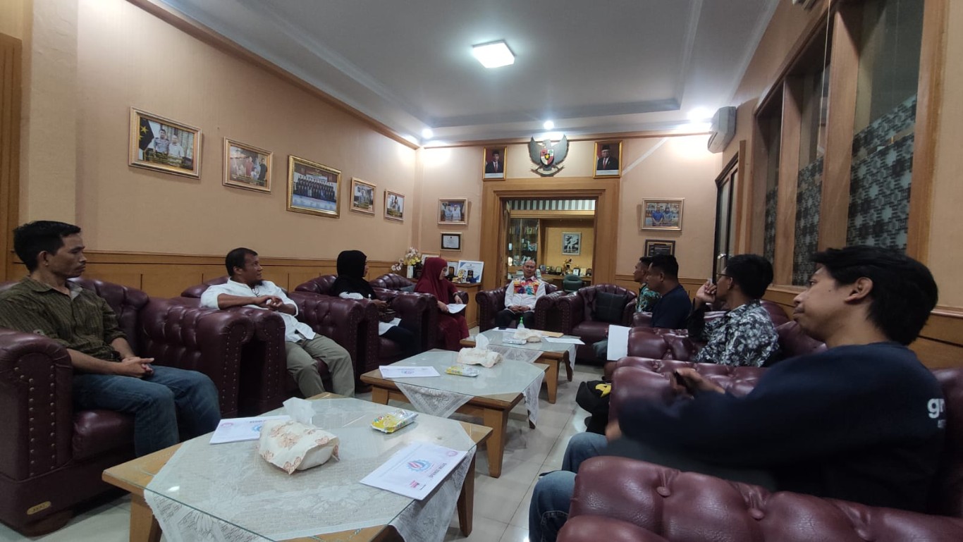MENGADU -- Sejumlah pengusaha Pertashop mengadu ke DPRD Kabupaten Wajo, Senin (18/3). Para pengusaha yang tergabung dalam Serikat Pengusaha Retail Indonesia Minyak dan Gas (Sprindo Migas) itu diterima Ketua DPRD Waho Andi Alauddin Palaguna dan Wakil Ketua DPRD Wajo Andi Senurdin Husaini.