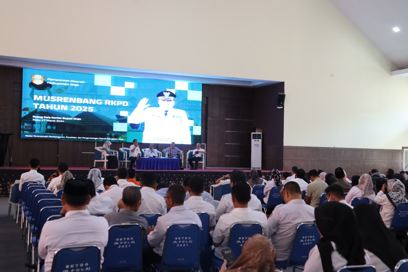 BUKA -- Pj Bupati Wajo, Andi Bataralifu saat membuka secara resmi Musyawarah Perencanaan Pembangunan (Musrenbang) di Ruang Pola Kantor Bupati Wajo, Kamis (27/3). 
