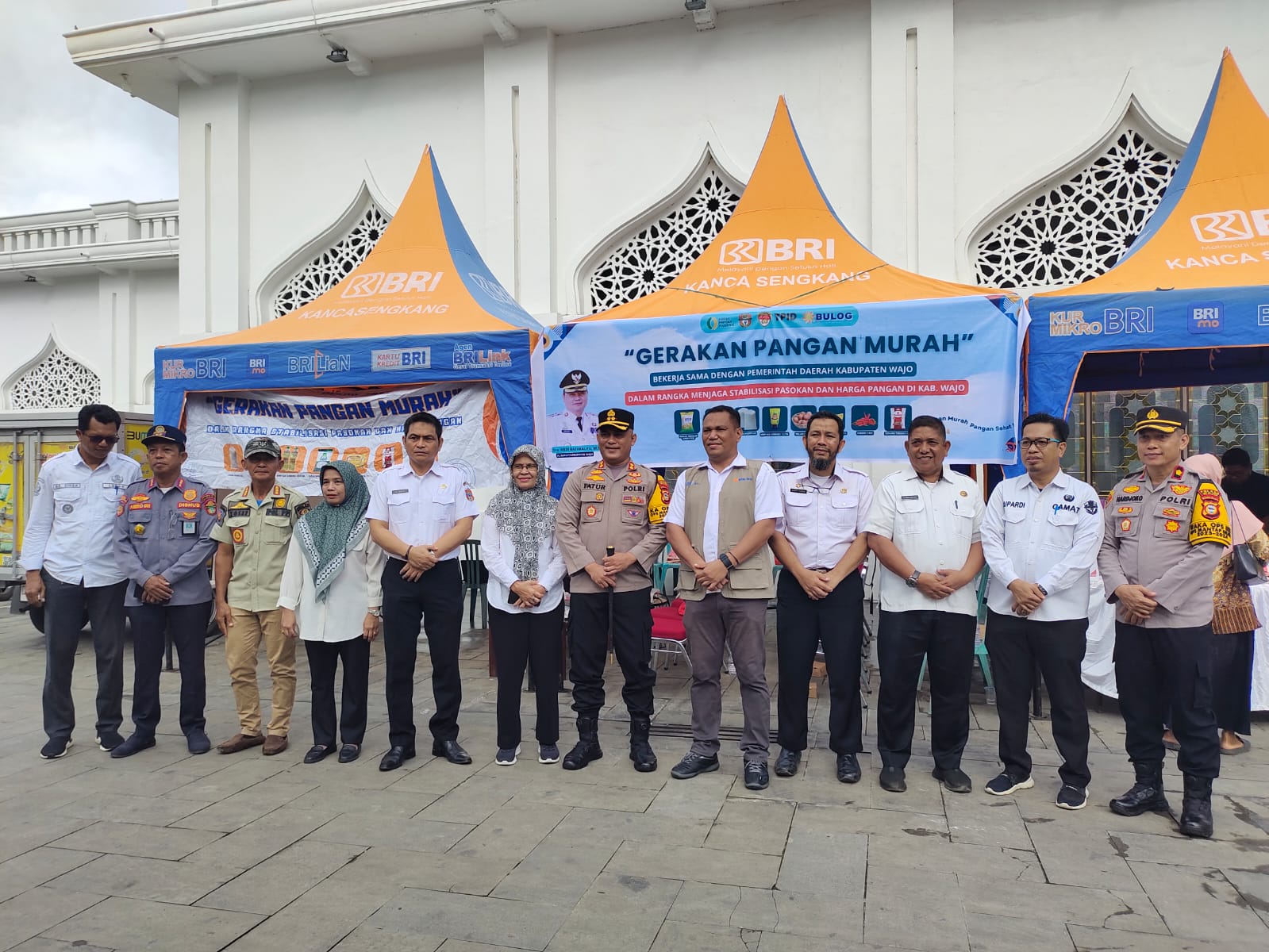 OPERASI PASAR -- Sekkab Wajo Armayani foto bersama pejabat Perum Bulog Kabupaten Wajo usai melakukan operasi pasar murah di beberapa titik di Kota Sengkang, Kecamatan Tempe, Kabupaten Wajo, Rabu (6/3). 