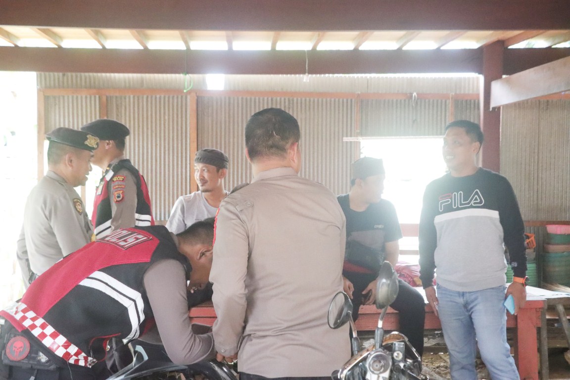 IST SABUNG AYAM-Personel gabungan Polres Wajo yang dipimpin Kapolres AKBP H Fatchur Rochman mendatangi lokasi yang diduga menjadi tempat judi sabung ayam. Tepatnya di Desa Ujunge, Kecamatan Tanasitolo.